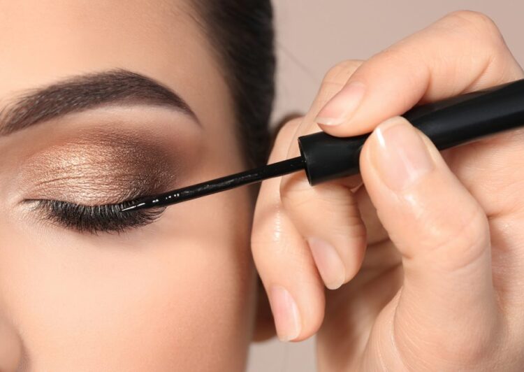 eyeliner application