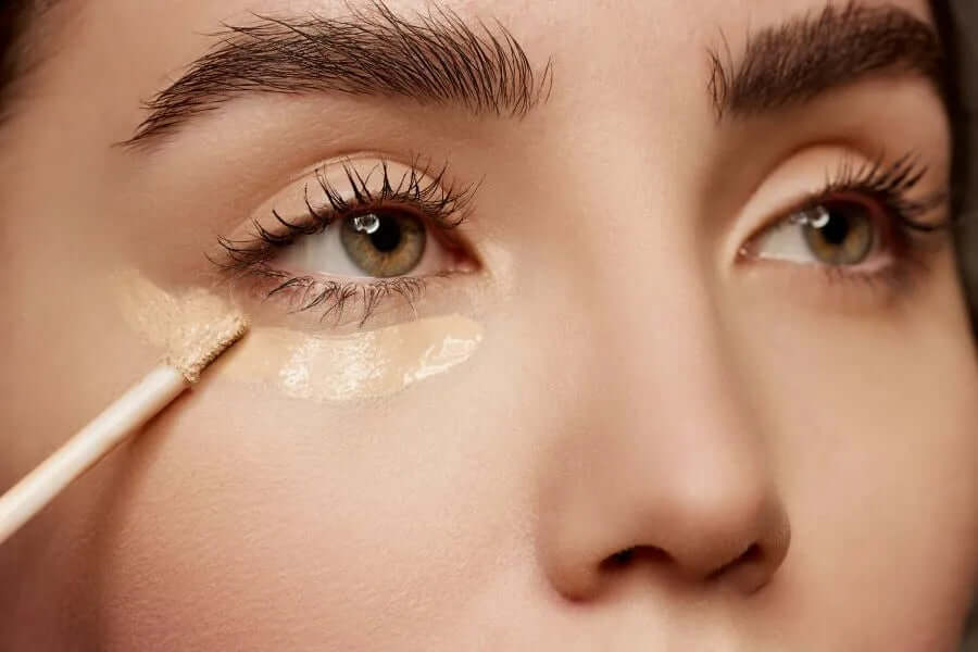 woman_concealing_dark_circles